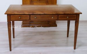 Scrivania classica da studio o ufficio in legno massiccio di noce con intarsio